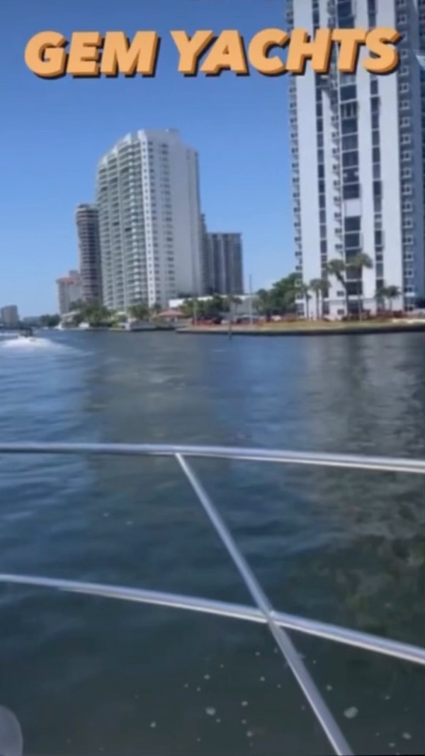 V I B E S ?Video and vibes provided by: natalieavni 

yachtparty boatlife miamiyachtrental vibes itsaparty gemyachts